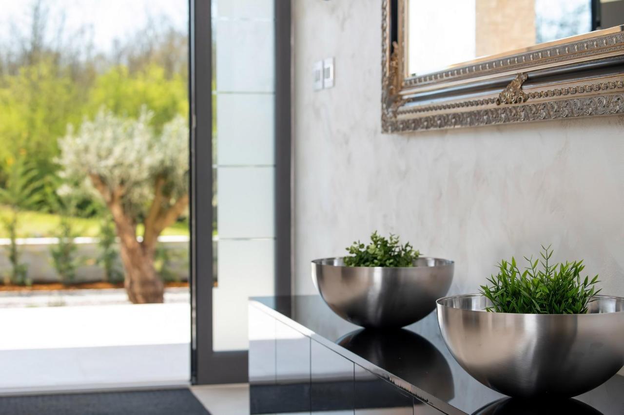 Luxury Villa Santa Cruz With Xl Pool And Jacuzzi Potpićan エクステリア 写真