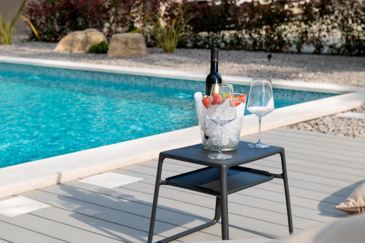 Luxury Villa Santa Cruz With Xl Pool And Jacuzzi Potpićan エクステリア 写真
