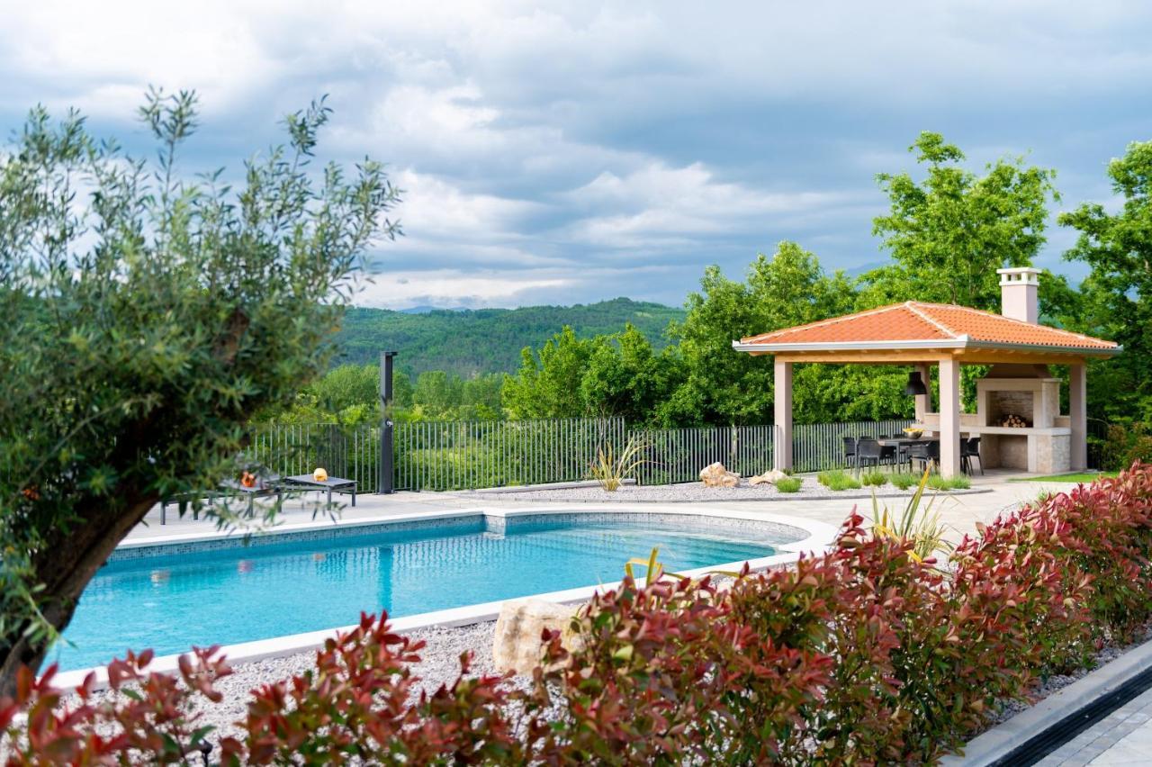 Luxury Villa Santa Cruz With Xl Pool And Jacuzzi Potpićan エクステリア 写真