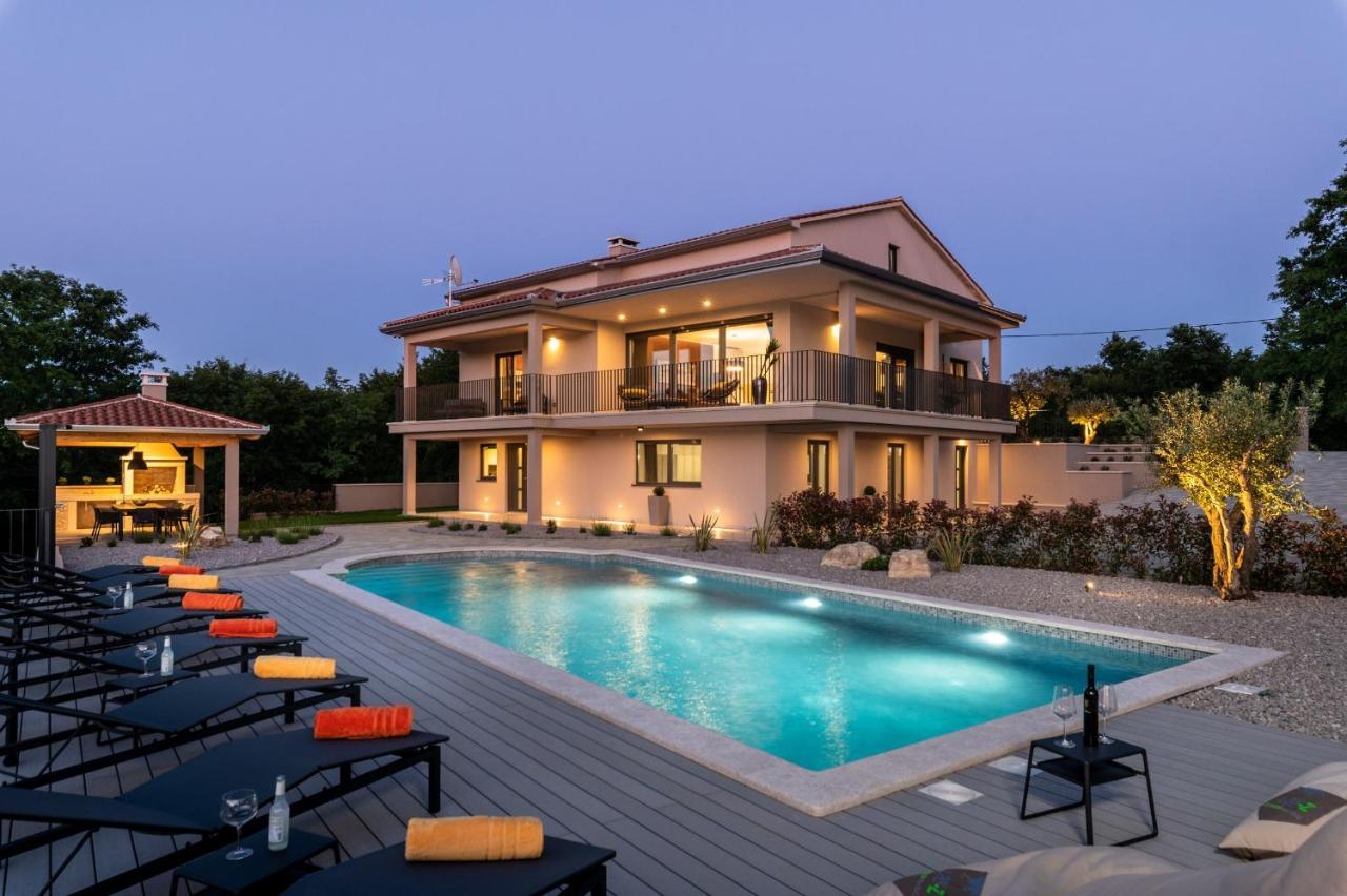 Luxury Villa Santa Cruz With Xl Pool And Jacuzzi Potpićan エクステリア 写真