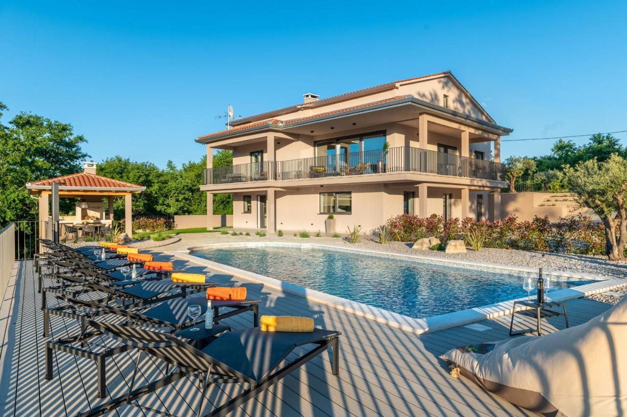 Luxury Villa Santa Cruz With Xl Pool And Jacuzzi Potpićan エクステリア 写真