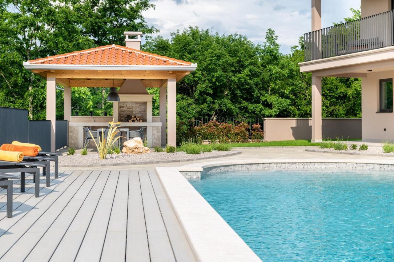 Luxury Villa Santa Cruz With Xl Pool And Jacuzzi Potpićan エクステリア 写真