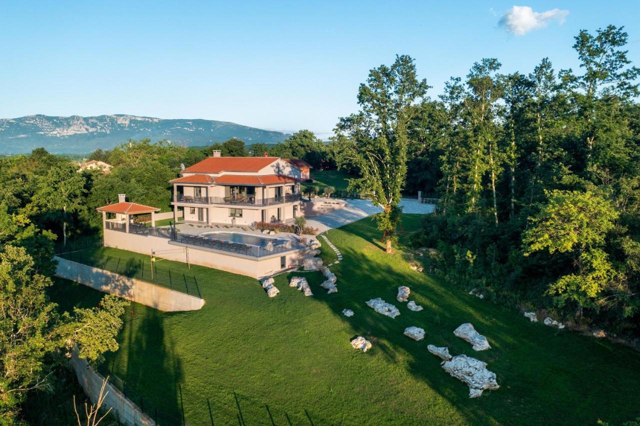 Luxury Villa Santa Cruz With Xl Pool And Jacuzzi Potpićan エクステリア 写真