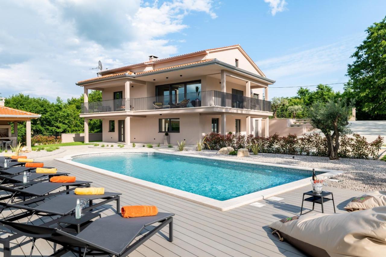 Luxury Villa Santa Cruz With Xl Pool And Jacuzzi Potpićan エクステリア 写真